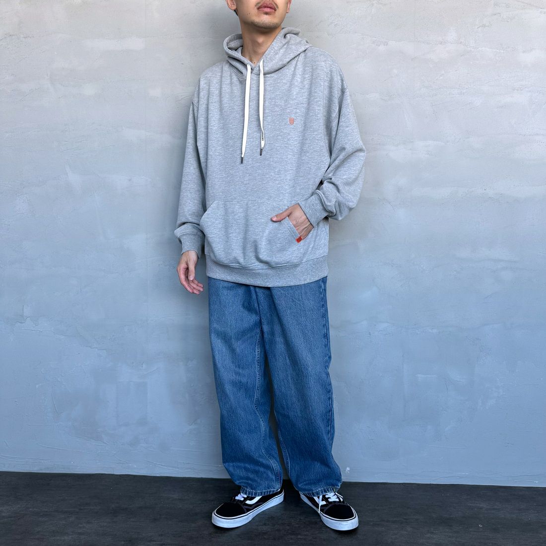 UNIVERSAL OVERALL [ユニバーサルオーバーオール] 別注 ワンポイントロゴ刺繍 スウェットパーカー [U2431230IN-JF] ASH &&モデル身長：168cm 着用サイズ：L&&