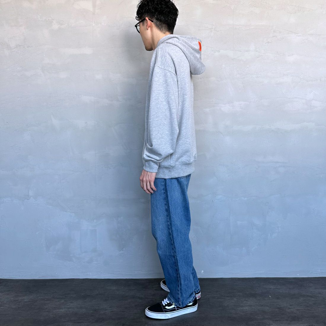 UNIVERSAL OVERALL [ユニバーサルオーバーオール] 別注 ワンポイントロゴ刺繍 スウェットパーカー [U2431230IN-JF] ASH &&モデル身長：168cm 着用サイズ：L&&