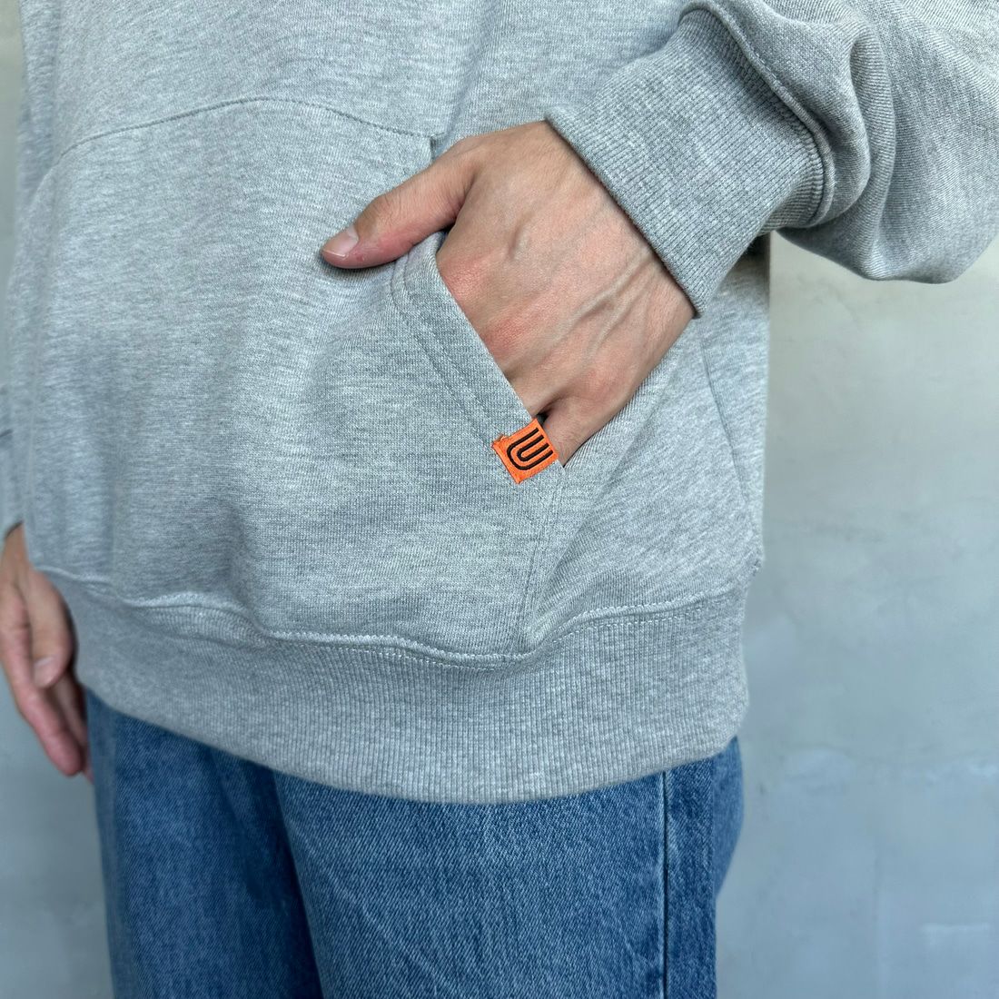 UNIVERSAL OVERALL [ユニバーサルオーバーオール] 別注 ワンポイントロゴ刺繍 スウェットパーカー [U2431230IN-JF] ASH