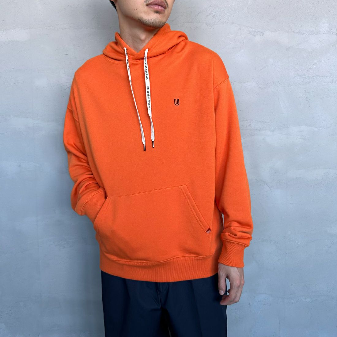 UNIVERSAL OVERALL [ユニバーサルオーバーオール] 別注 ワンポイントロゴ刺繍 スウェットパーカー [U2431230IN-JF] ORANGE &&モデル身長：168cm 着用サイズ：M&&