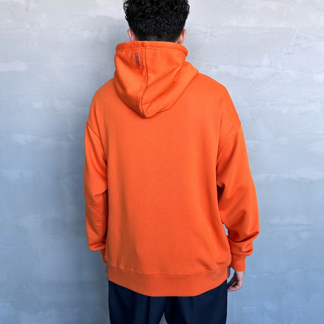 UNIVERSAL OVERALL [ユニバーサルオーバーオール] 別注 ワンポイントロゴ刺繍 スウェットパーカー [U2431230IN-JF] ORANGE &&モデル身長：168cm 着用サイズ：M&&