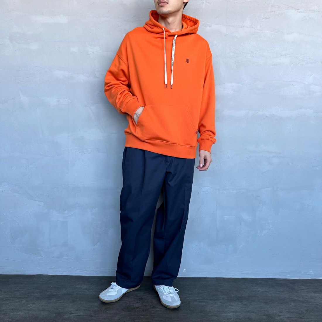 UNIVERSAL OVERALL [ユニバーサルオーバーオール] 別注 ワンポイントロゴ刺繍 スウェットパーカー [U2431230IN-JF] ORANGE &&モデル身長：168cm 着用サイズ：M&&