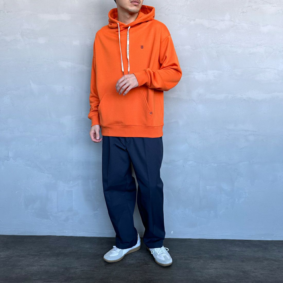 UNIVERSAL OVERALL [ユニバーサルオーバーオール] 別注 ワンポイントロゴ刺繍 スウェットパーカー [U2431230IN-JF] ORANGE &&モデル身長：168cm 着用サイズ：M&&