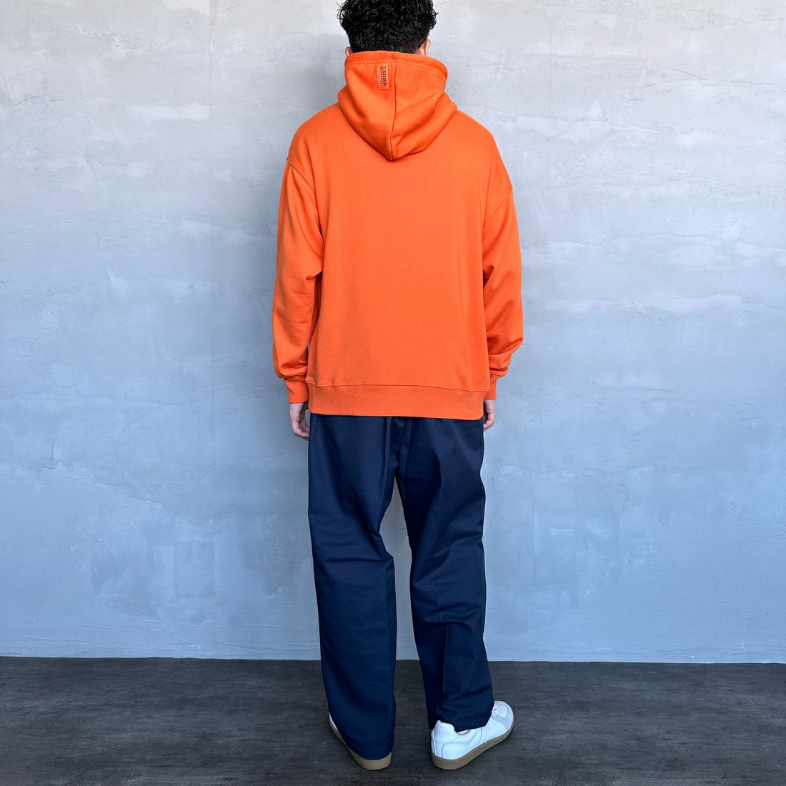 UNIVERSAL OVERALL [ユニバーサルオーバーオール] 別注 ワンポイントロゴ刺繍 スウェットパーカー [U2431230IN-JF] ORANGE &&モデル身長：168cm 着用サイズ：M&&