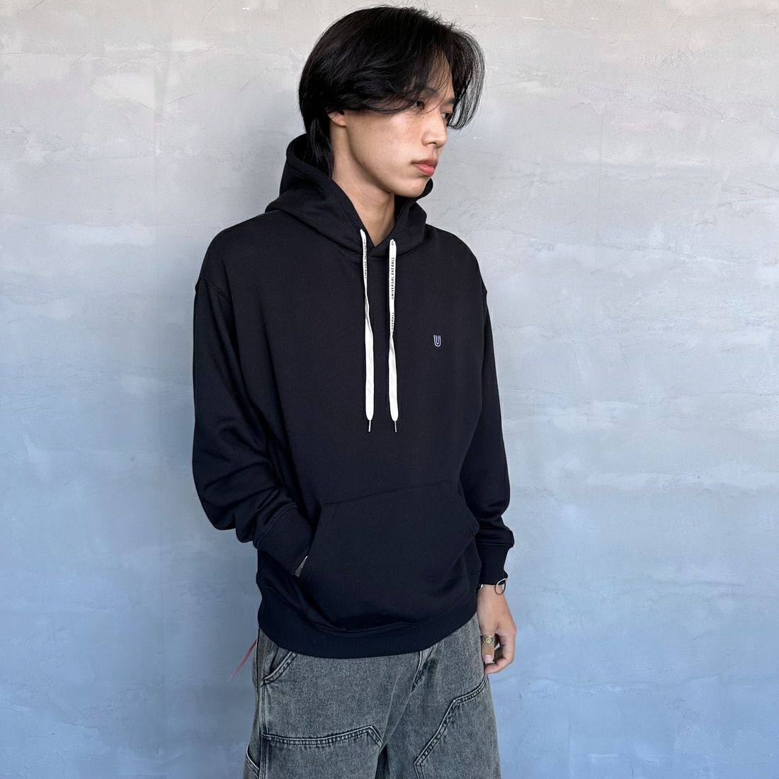 UNIVERSAL OVERALL [ユニバーサルオーバーオール] 別注 ワンポイントロゴ刺繍 スウェットパーカー [U2431230IN-JF] BLACK &&モデル身長：179cm 着用サイズ：M&&