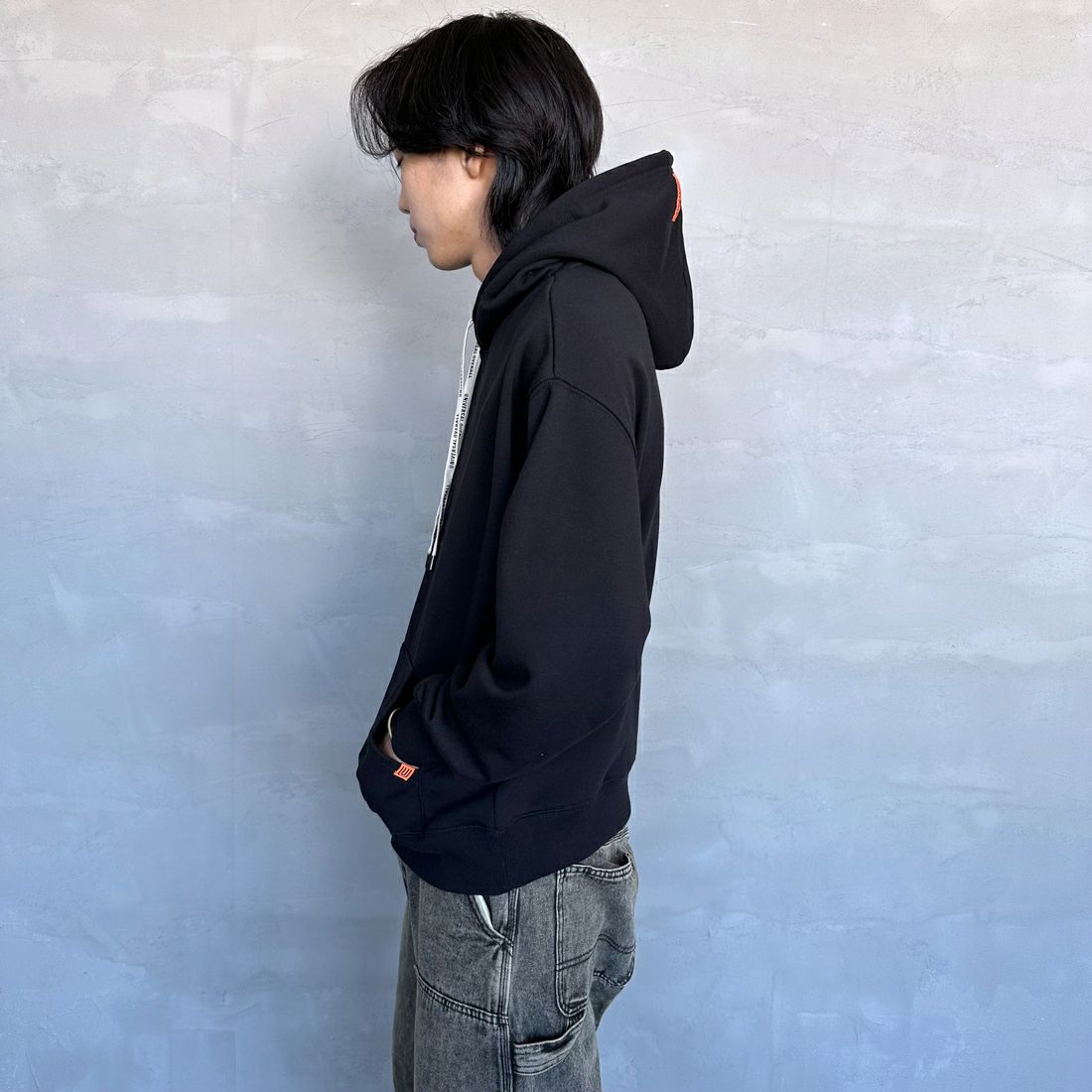 UNIVERSAL OVERALL [ユニバーサルオーバーオール] 別注 ワンポイントロゴ刺繍 スウェットパーカー [U2431230IN-JF] BLACK &&モデル身長：179cm 着用サイズ：M&&