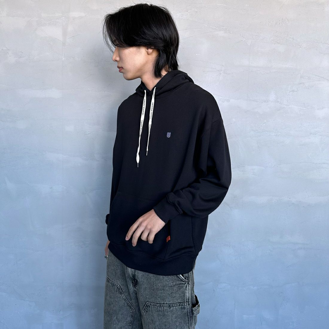 UNIVERSAL OVERALL [ユニバーサルオーバーオール] 別注 ワンポイントロゴ刺繍 スウェットパーカー [U2431230IN-JF] BLACK &&モデル身長：179cm 着用サイズ：L&&