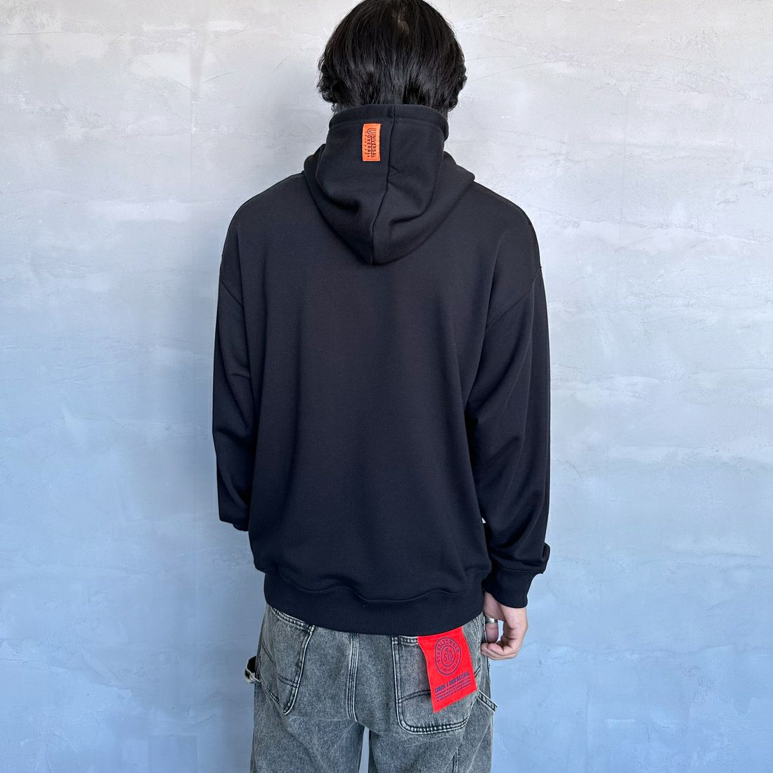 UNIVERSAL OVERALL [ユニバーサルオーバーオール] 別注 ワンポイントロゴ刺繍 スウェットパーカー [U2431230IN-JF] BLACK &&モデル身長：179cm 着用サイズ：L&&