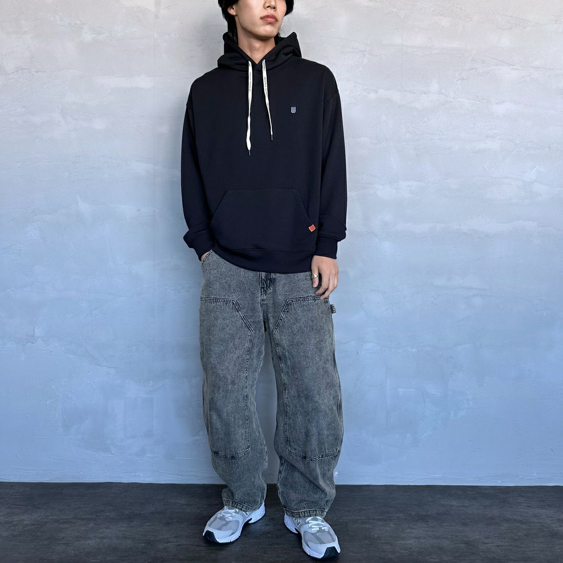 UNIVERSAL OVERALL [ユニバーサルオーバーオール] 別注 ワンポイントロゴ刺繍 スウェットパーカー [U2431230IN-JF] BLACK &&モデル身長：179cm 着用サイズ：L&&