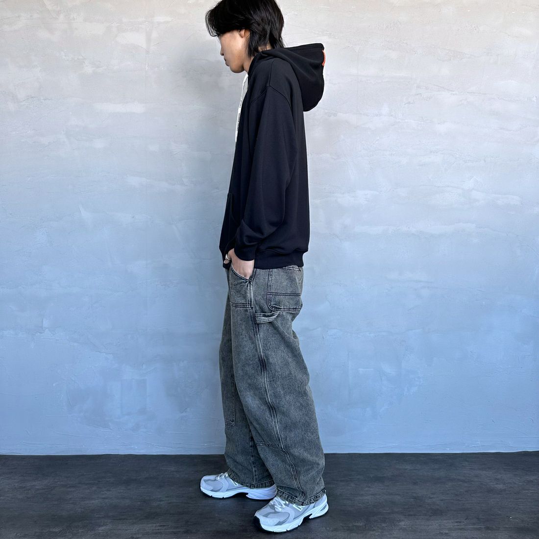 UNIVERSAL OVERALL [ユニバーサルオーバーオール] 別注 ワンポイントロゴ刺繍 スウェットパーカー [U2431230IN-JF] BLACK &&モデル身長：179cm 着用サイズ：L&&