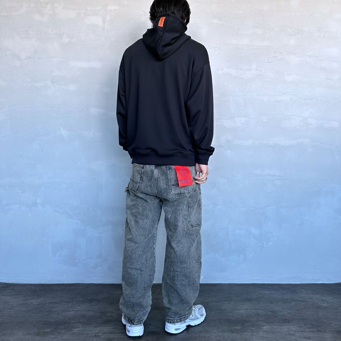 UNIVERSAL OVERALL [ユニバーサルオーバーオール] 別注 ワンポイントロゴ刺繍 スウェットパーカー [U2431230IN-JF] BLACK &&モデル身長：179cm 着用サイズ：L&&