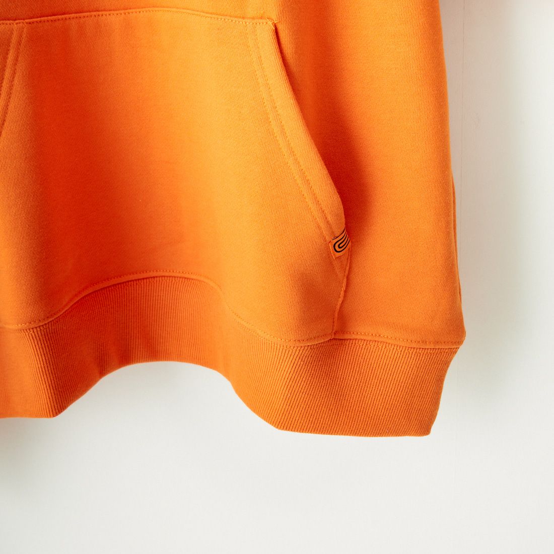UNIVERSAL OVERALL [ユニバーサルオーバーオール] 別注 ワンポイントロゴ刺繍 スウェットパーカー [U2431230IN-JF] ORANGE