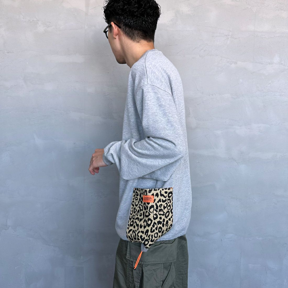 UNIVERSAL OVERALL [ユニバーサルオーバーオール] 別注 ドローコード カバーオールスウェット [U2431226IN-JF] ASH &&モデル身長：168cm 着用サイズ：L&&
