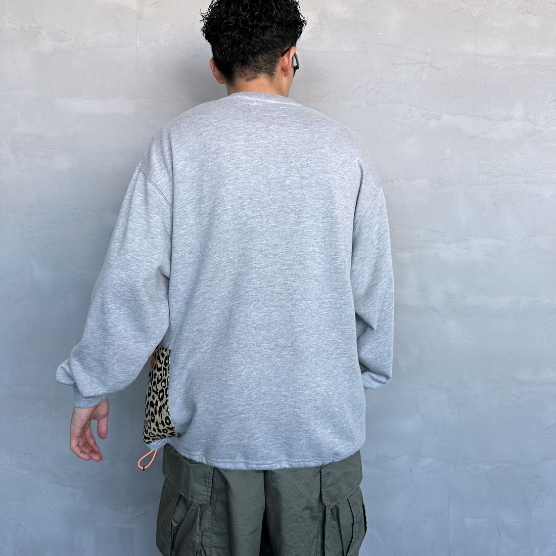 UNIVERSAL OVERALL [ユニバーサルオーバーオール] 別注 ドローコード カバーオールスウェット [U2431226IN-JF] ASH &&モデル身長：168cm 着用サイズ：L&&