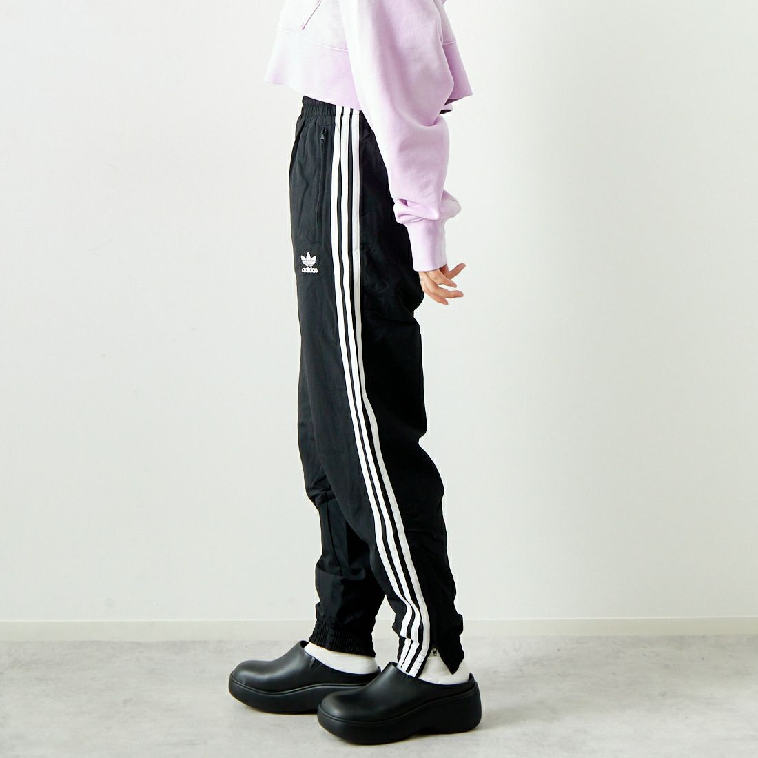 adidas Originals [アディダス オリジナルス] アディカラー ウーブン ファイヤーバードトラックパンツ [JTC69] IT2501 &&モデル身長：160cm 着用サイズ：XS&&