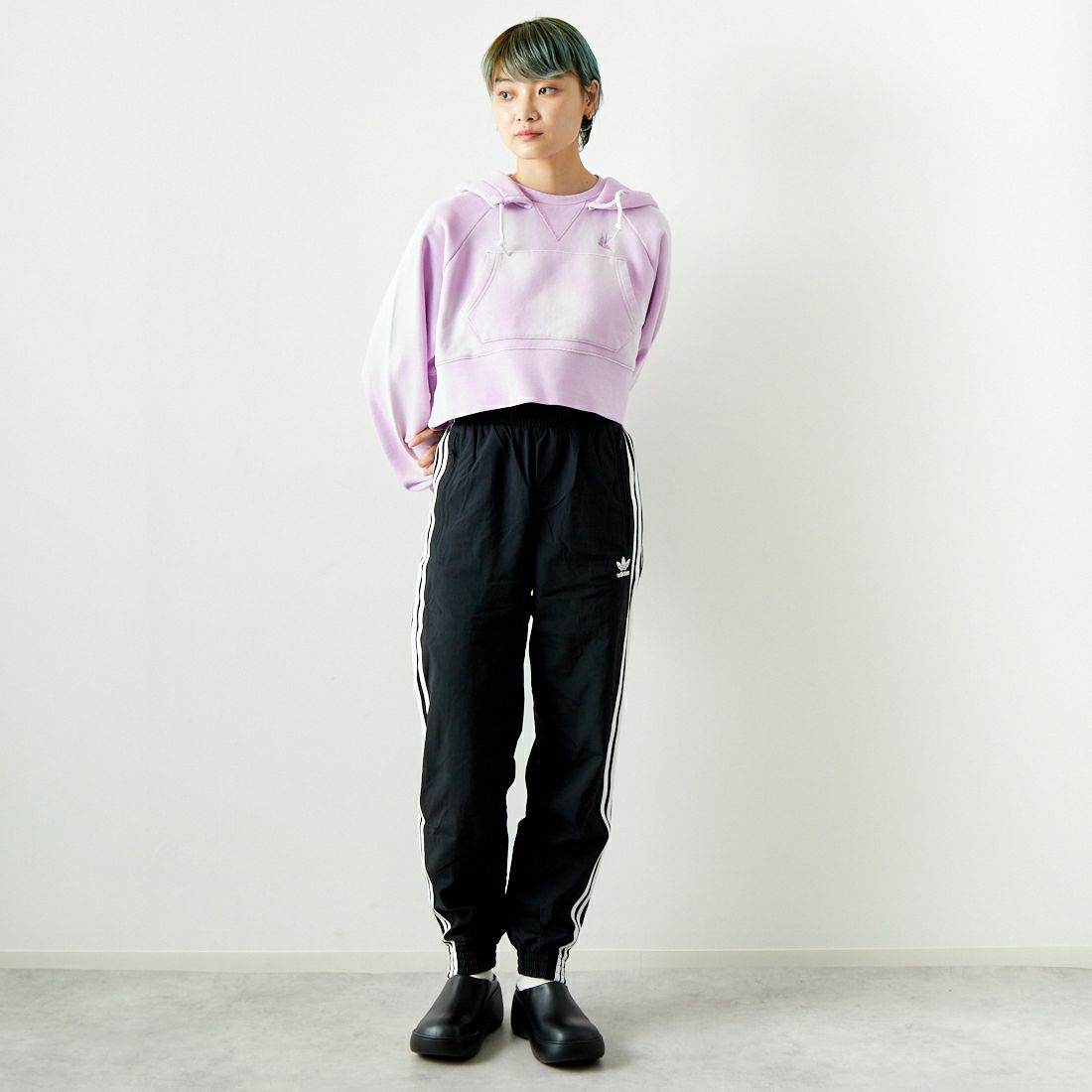 adidas Originals [アディダス オリジナルス] アディカラー ウーブン ファイヤーバードトラックパンツ [JTC69] IT2501 &&モデル身長：160cm 着用サイズ：XS&&