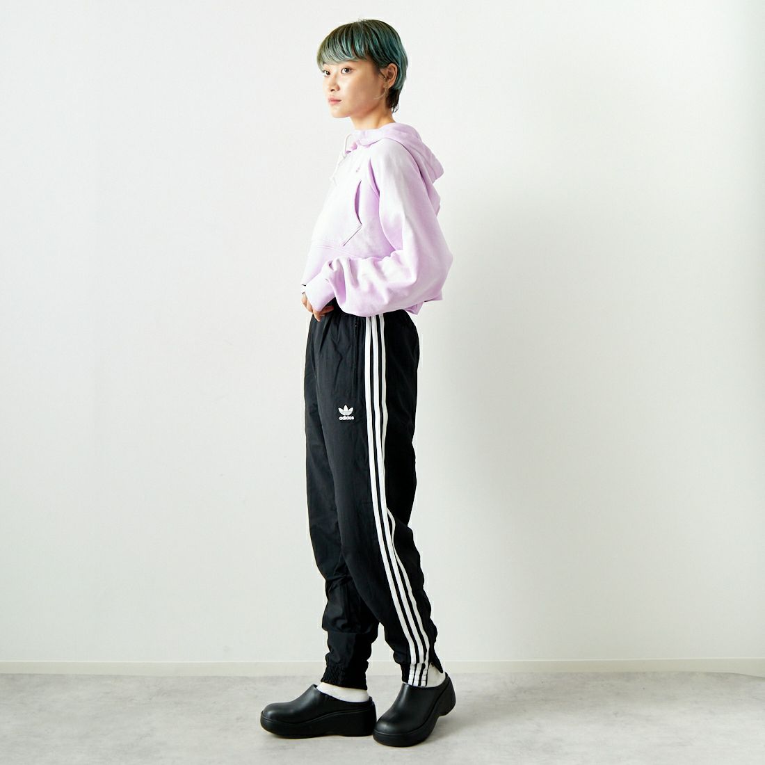 adidas Originals [アディダス オリジナルス] アディカラー ウーブン ファイヤーバードトラックパンツ [JTC69] IT2501 &&モデル身長：160cm 着用サイズ：XS&&