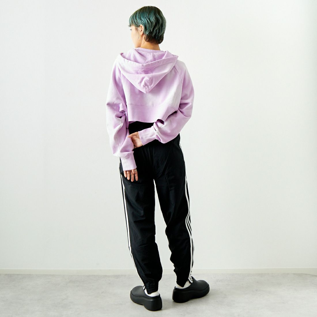 adidas Originals [アディダス オリジナルス] アディカラー ウーブン ファイヤーバードトラックパンツ [JTC69] IT2501 &&モデル身長：160cm 着用サイズ：XS&&