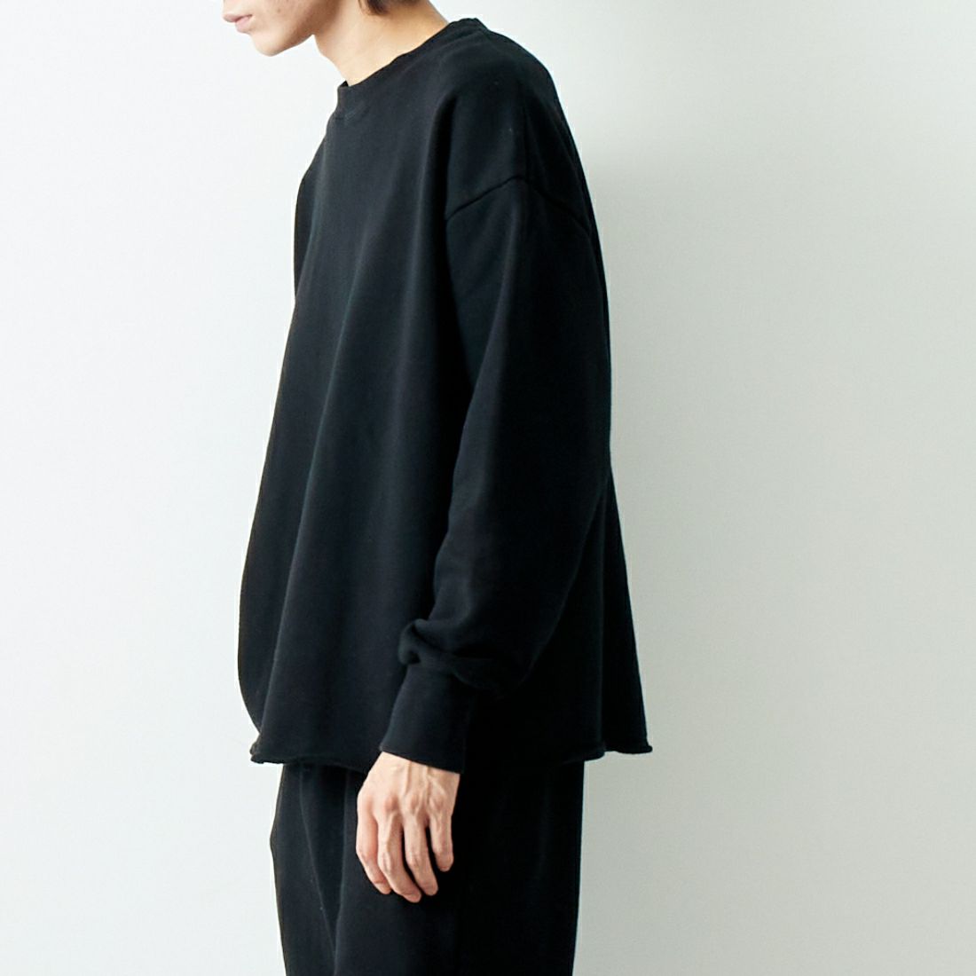 iori [イオリ] 別注 カットオフスウェット [IP77-JF] BLACK &&モデル身長：182cm 着用サイズ：2&&