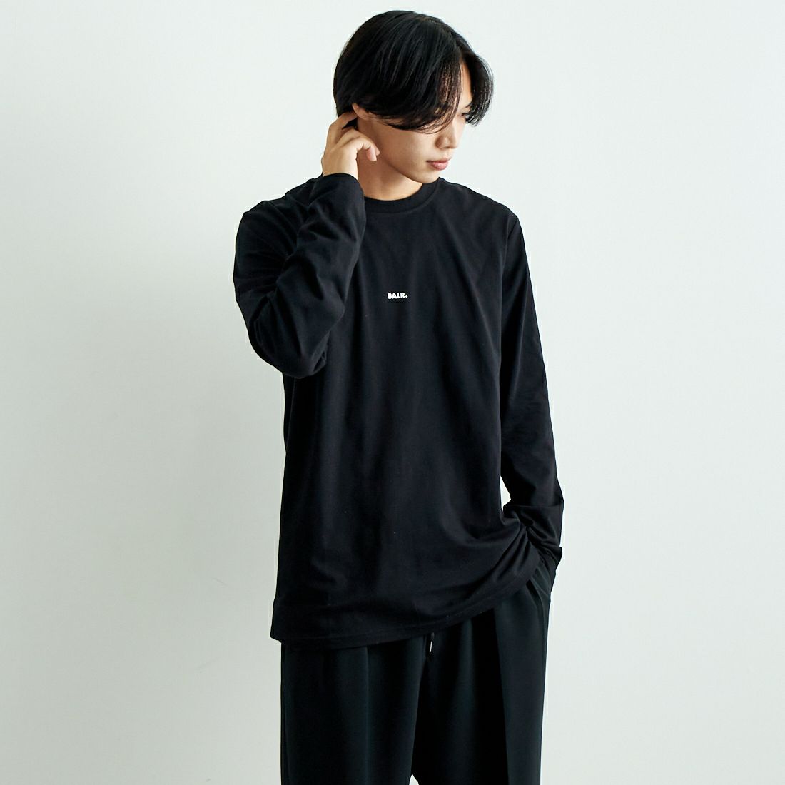 BALR. [ボーラー] 日本限定 ブランドロングスリーブTシャツ [B11111059] BLACK &&モデル身長：179cm 着用サイズ：L&&