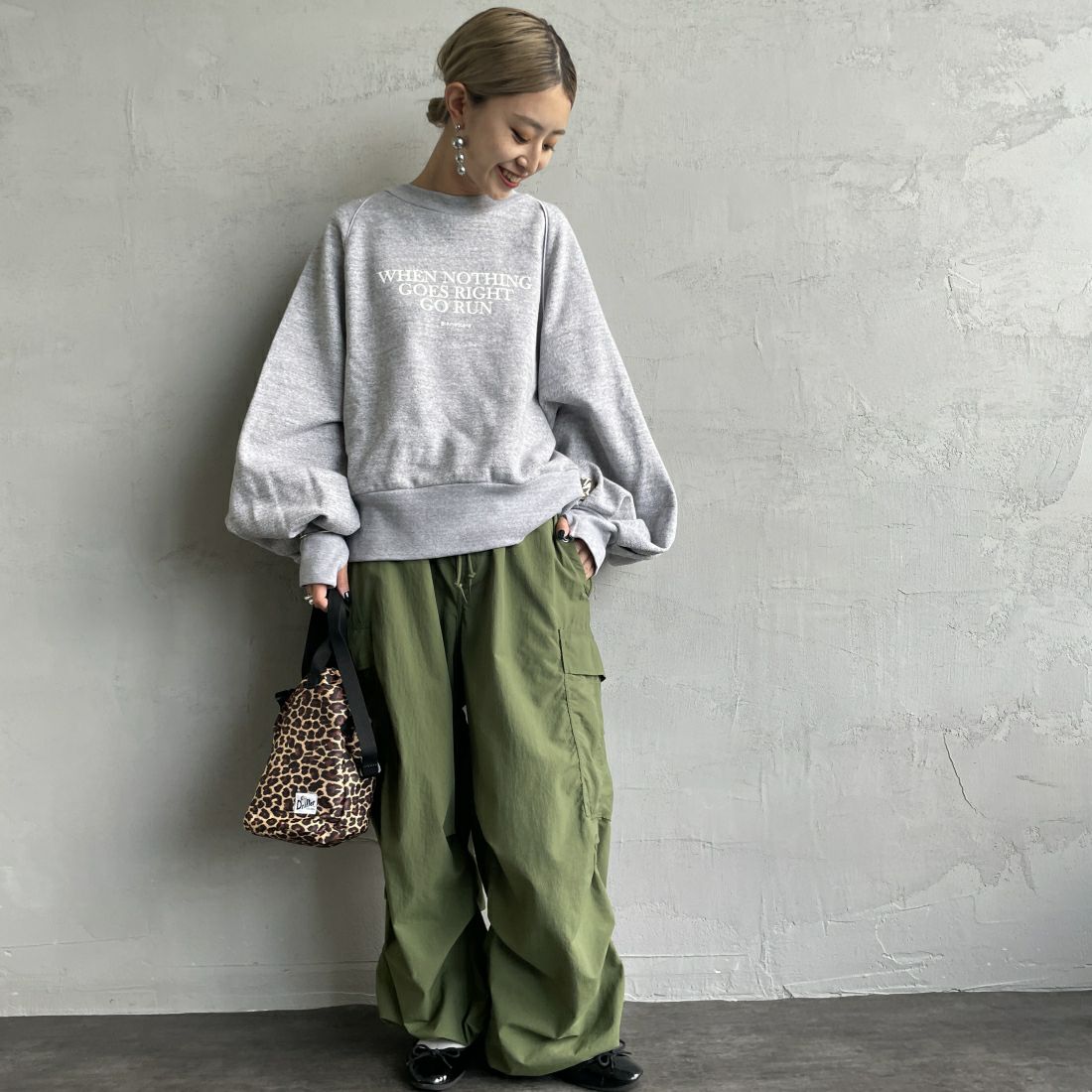 Americana × JEANS FACTORY [アメリカーナ × ジーンズファクトリー] 別注 ボリュームスリーブ ロゴプリントラグランスウェット [ASO-746-3-JF] ﾓｸｸﾞﾚｰ &&モデル身長：150cm 着用サイズ：ONE SIZE&&