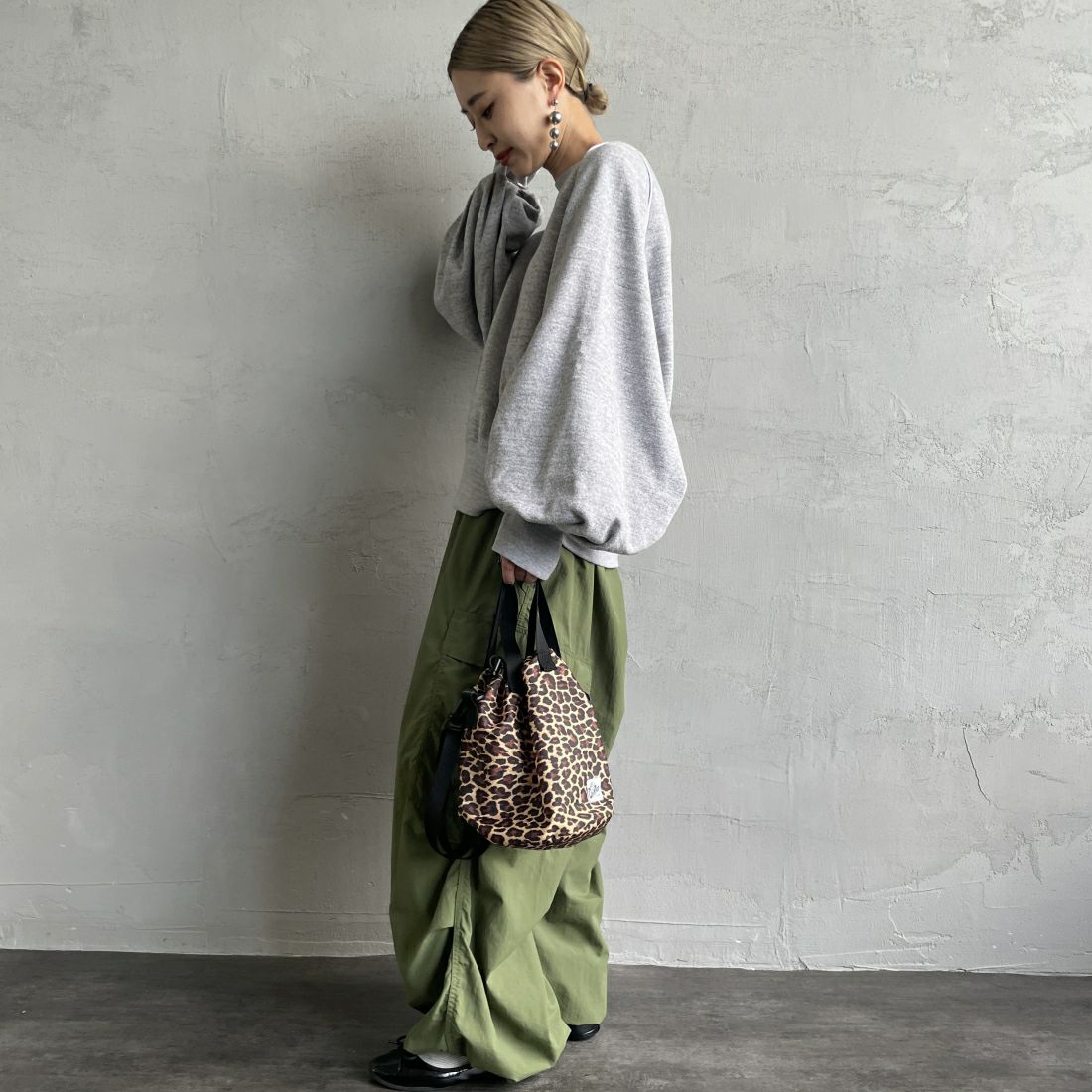 Americana × JEANS FACTORY [アメリカーナ × ジーンズファクトリー] 別注 ボリュームスリーブ ロゴプリントラグランスウェット [ASO-746-3-JF] ﾓｸｸﾞﾚｰ &&モデル身長：150cm 着用サイズ：ONE SIZE&&