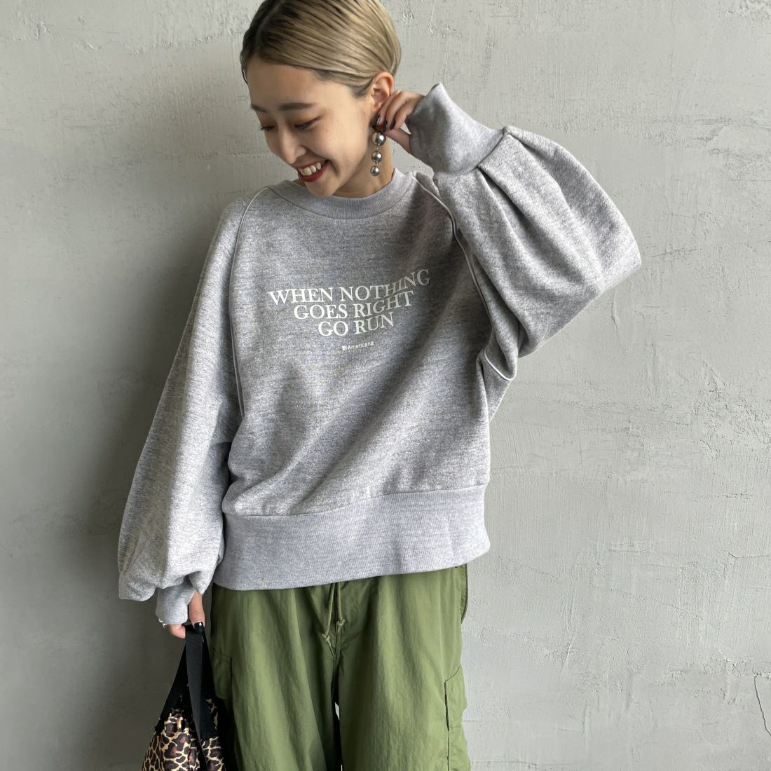 Americana × JEANS FACTORY [アメリカーナ × ジーンズファクトリー] 別注 ボリュームスリーブ ロゴプリントラグランスウェット [ASO-746-3-JF] ﾓｸｸﾞﾚｰ &&モデル身長：150cm 着用サイズ：ONE SIZE&&