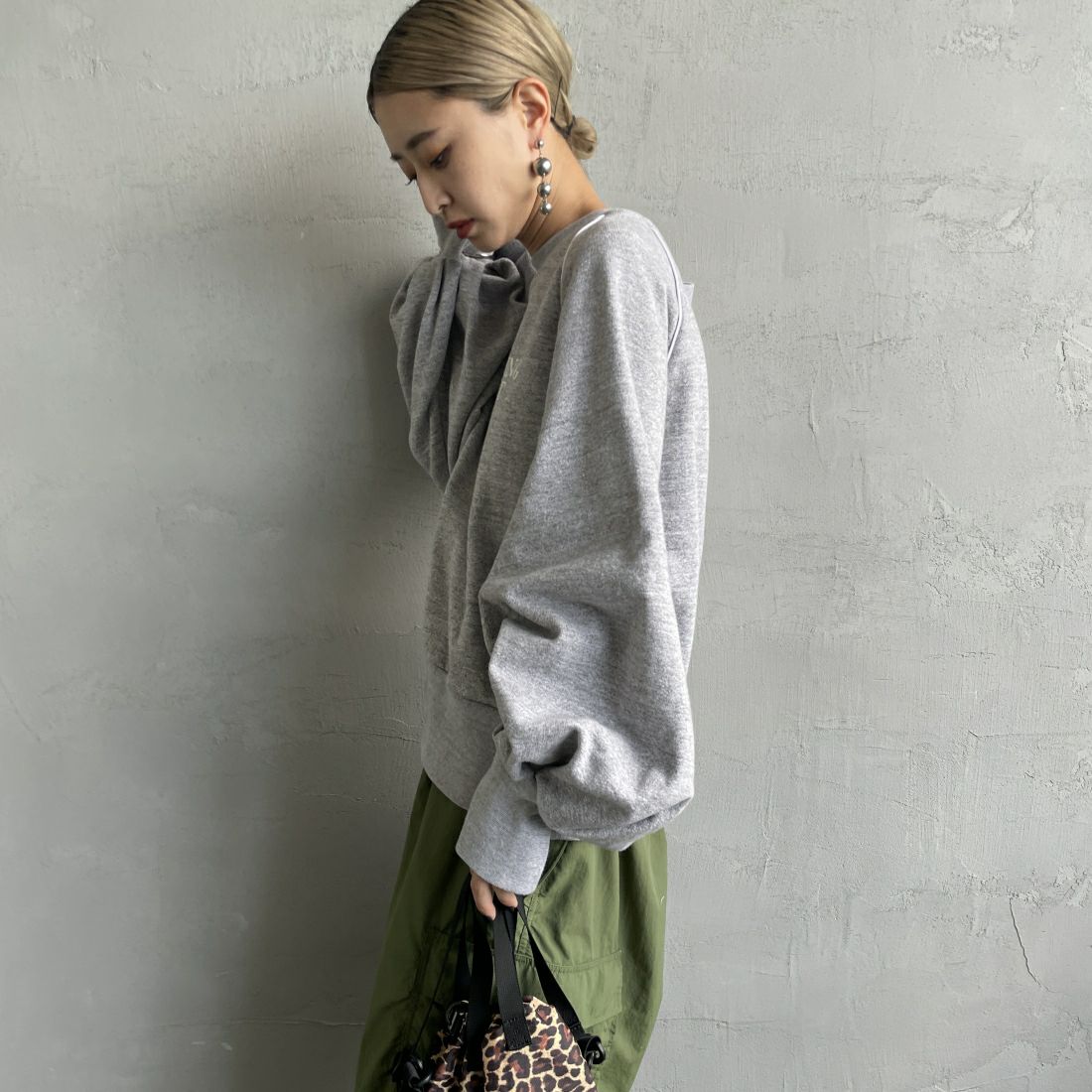 Americana × JEANS FACTORY [アメリカーナ × ジーンズファクトリー] 別注 ボリュームスリーブ ロゴプリントラグランスウェット [ASO-746-3-JF] ﾓｸｸﾞﾚｰ &&モデル身長：150cm 着用サイズ：ONE SIZE&&