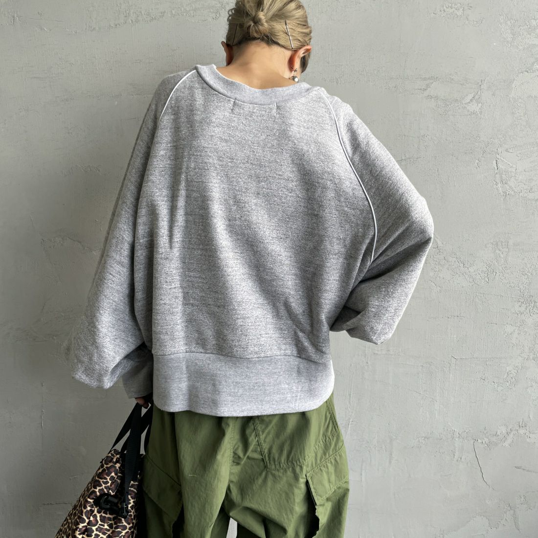 Americana × JEANS FACTORY [アメリカーナ × ジーンズファクトリー] 別注 ボリュームスリーブ ロゴプリントラグランスウェット [ASO-746-3-JF] ﾓｸｸﾞﾚｰ &&モデル身長：150cm 着用サイズ：ONE SIZE&&
