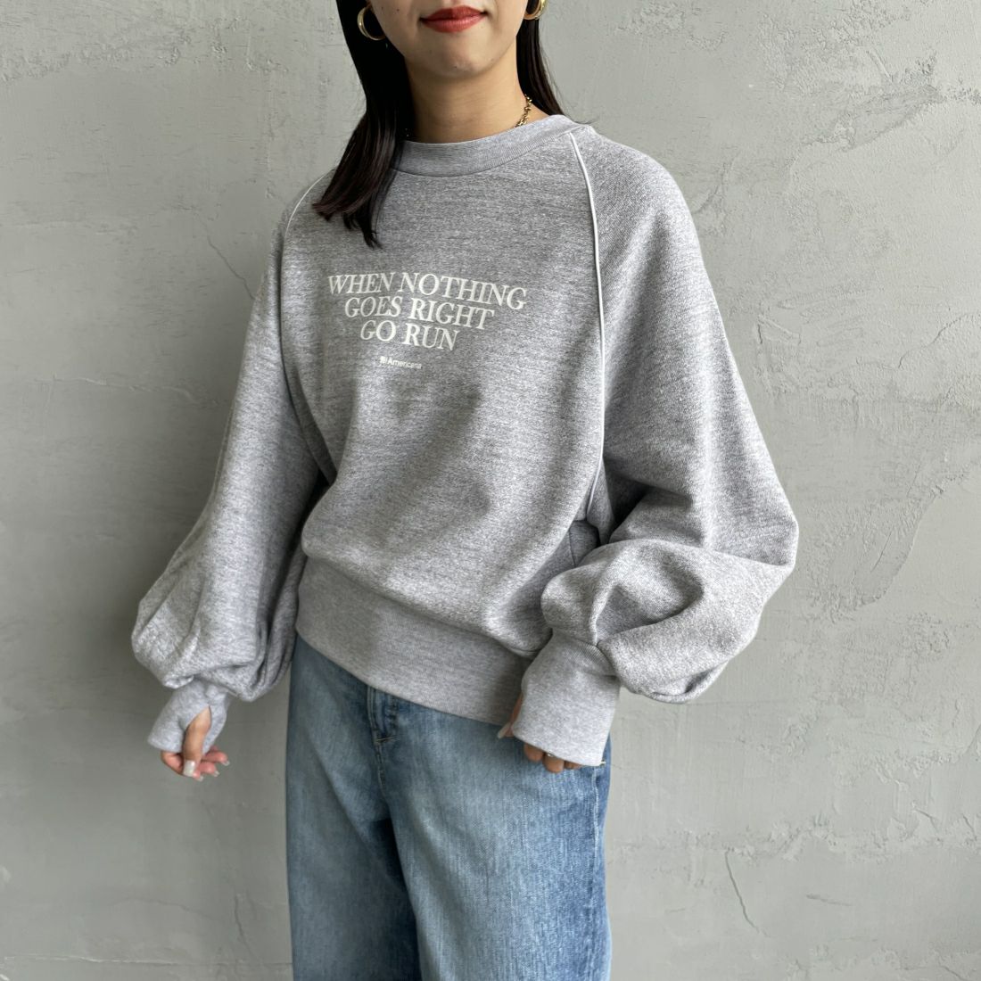 Americana × JEANS FACTORY [アメリカーナ × ジーンズファクトリー] 別注 ボリュームスリーブ ロゴプリントラグランスウェット [ASO-746-3-JF] ﾓｸｸﾞﾚｰ &&モデル身長：163cm 着用サイズ：ONE SIZE&&