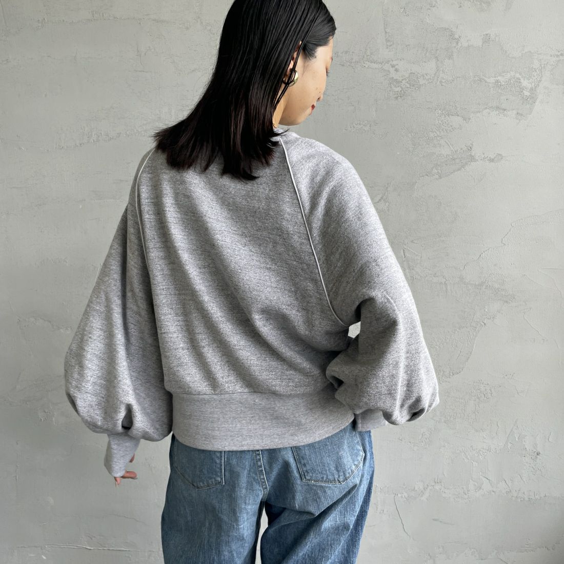 Americana × JEANS FACTORY [アメリカーナ × ジーンズファクトリー] 別注 ボリュームスリーブ ロゴプリントラグランスウェット [ASO-746-3-JF] ﾓｸｸﾞﾚｰ &&モデル身長：163cm 着用サイズ：ONE SIZE&&