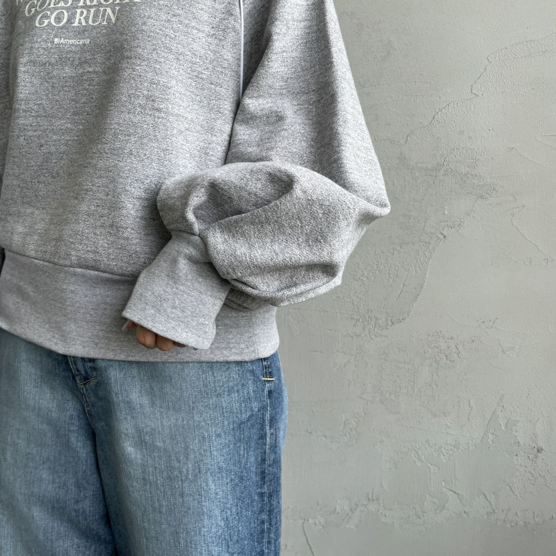 Americana × JEANS FACTORY [アメリカーナ × ジーンズファクトリー] 別注 ボリュームスリーブ ロゴプリントラグランスウェット [ASO-746-3-JF] ﾓｸｸﾞﾚｰ