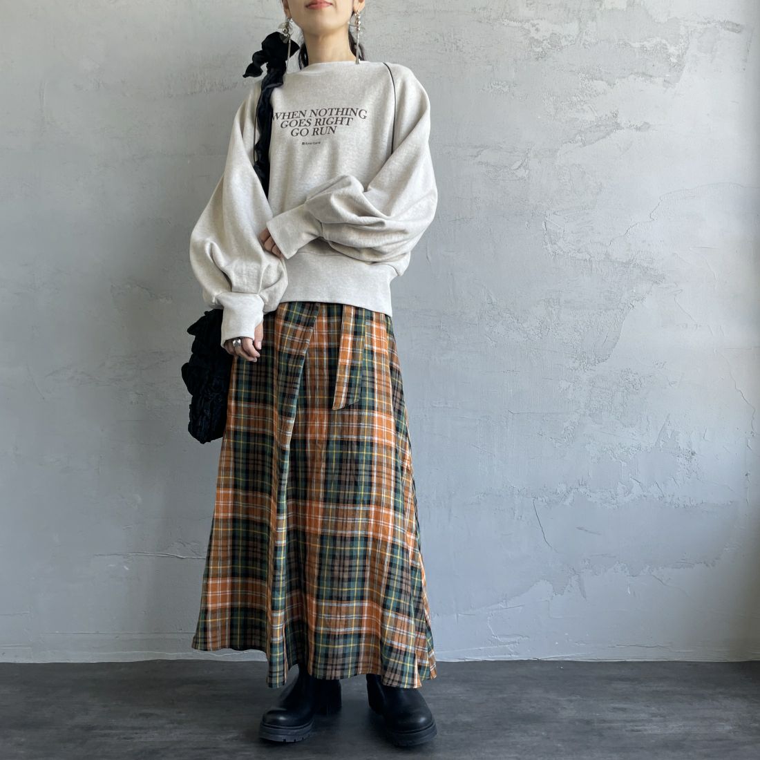 Americana × JEANS FACTORY [アメリカーナ × ジーンズファクトリー] 別注 ボリュームスリーブ ロゴプリントラグランスウェット [ASO-746-3-JF] ｵｰﾄﾐｰﾙ &&モデル身長：160cm 着用サイズ：ONE SIZE&&