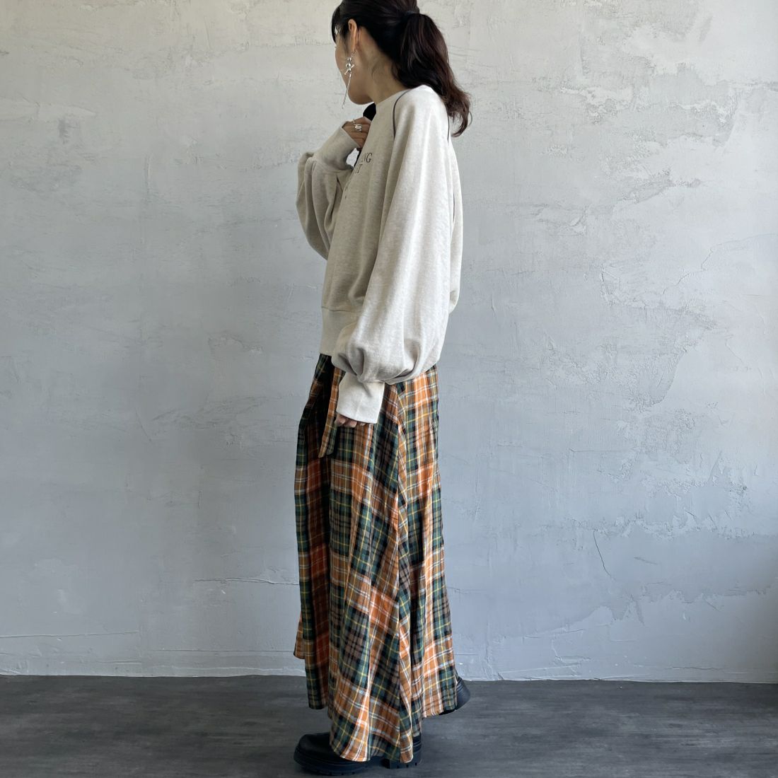 Americana × JEANS FACTORY [アメリカーナ × ジーンズファクトリー] 別注 ボリュームスリーブ ロゴプリントラグランスウェット [ASO-746-3-JF] ｵｰﾄﾐｰﾙ &&モデル身長：160cm 着用サイズ：ONE SIZE&&