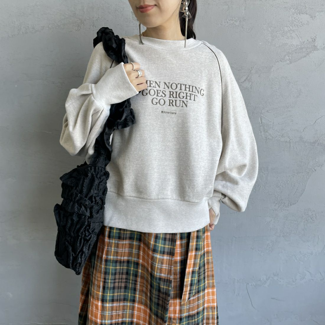 Americana × JEANS FACTORY [アメリカーナ × ジーンズファクトリー] 別注 ボリュームスリーブ ロゴプリントラグランスウェット [ASO-746-3-JF] ｵｰﾄﾐｰﾙ &&モデル身長：160cm 着用サイズ：ONE SIZE&&