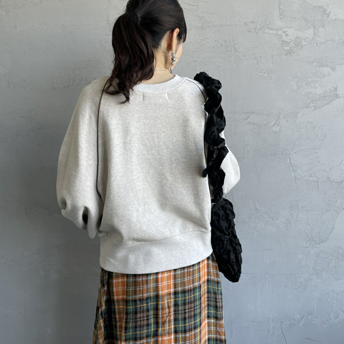 Americana × JEANS FACTORY [アメリカーナ × ジーンズファクトリー] 別注 ボリュームスリーブ ロゴプリントラグランスウェット [ASO-746-3-JF] ｵｰﾄﾐｰﾙ &&モデル身長：160cm 着用サイズ：ONE SIZE&&