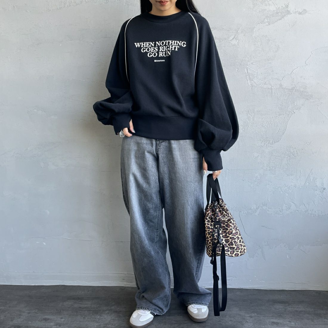Americana × JEANS FACTORY [アメリカーナ × ジーンズファクトリー] 別注 ボリュームスリーブ ロゴプリントラグランスウェット [ASO-746-3-JF] ﾌﾞﾗｯｸ &&モデル身長：156cm 着用サイズ：ONE SIZE&&