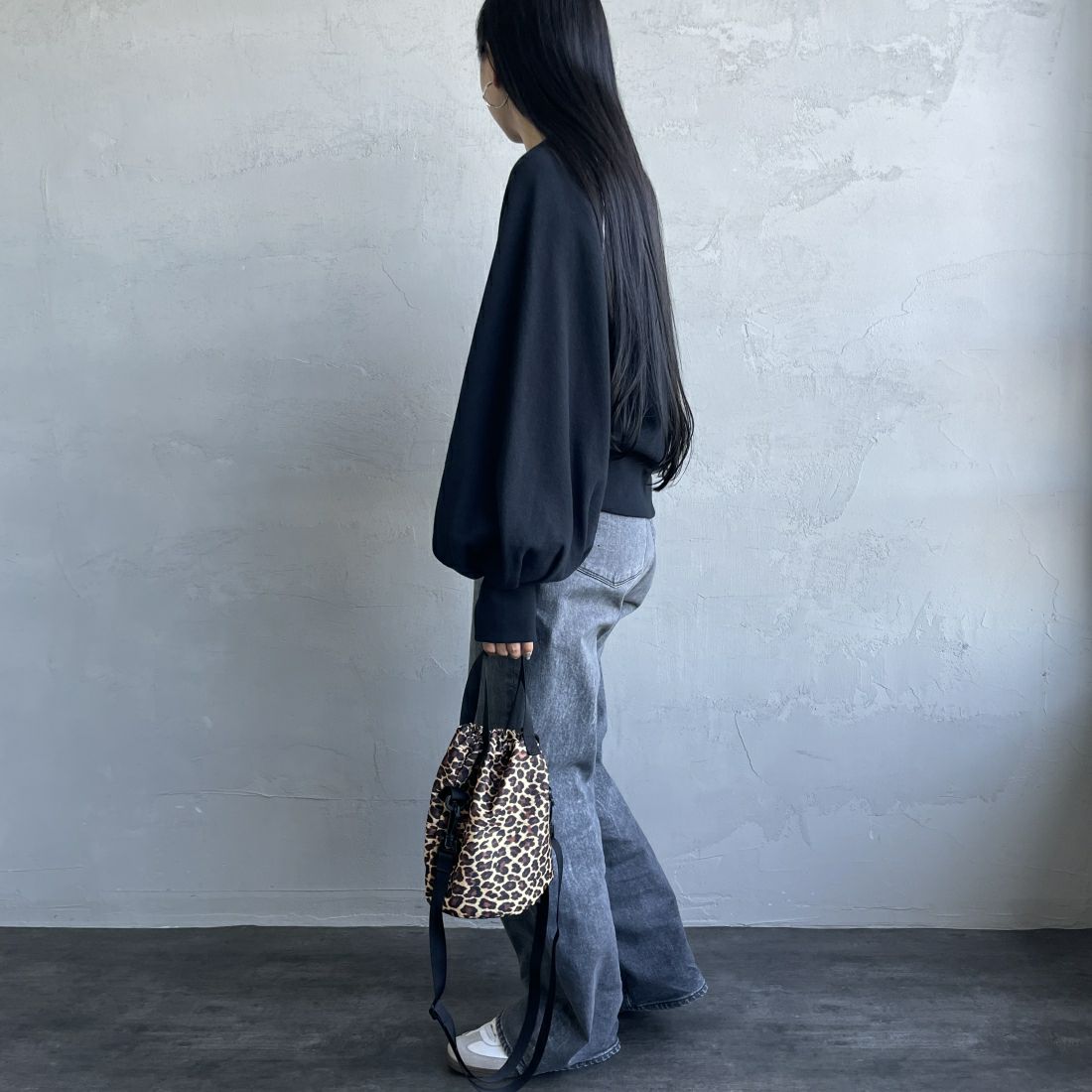 Americana × JEANS FACTORY [アメリカーナ × ジーンズファクトリー] 別注 ボリュームスリーブ ロゴプリントラグランスウェット [ASO-746-3-JF] ﾌﾞﾗｯｸ &&モデル身長：156cm 着用サイズ：ONE SIZE&&