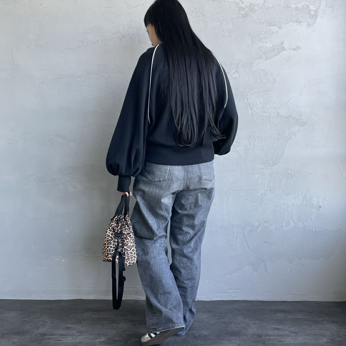 Americana × JEANS FACTORY [アメリカーナ × ジーンズファクトリー] 別注 ボリュームスリーブ ロゴプリントラグランスウェット [ASO-746-3-JF] ﾌﾞﾗｯｸ &&モデル身長：156cm 着用サイズ：ONE SIZE&&