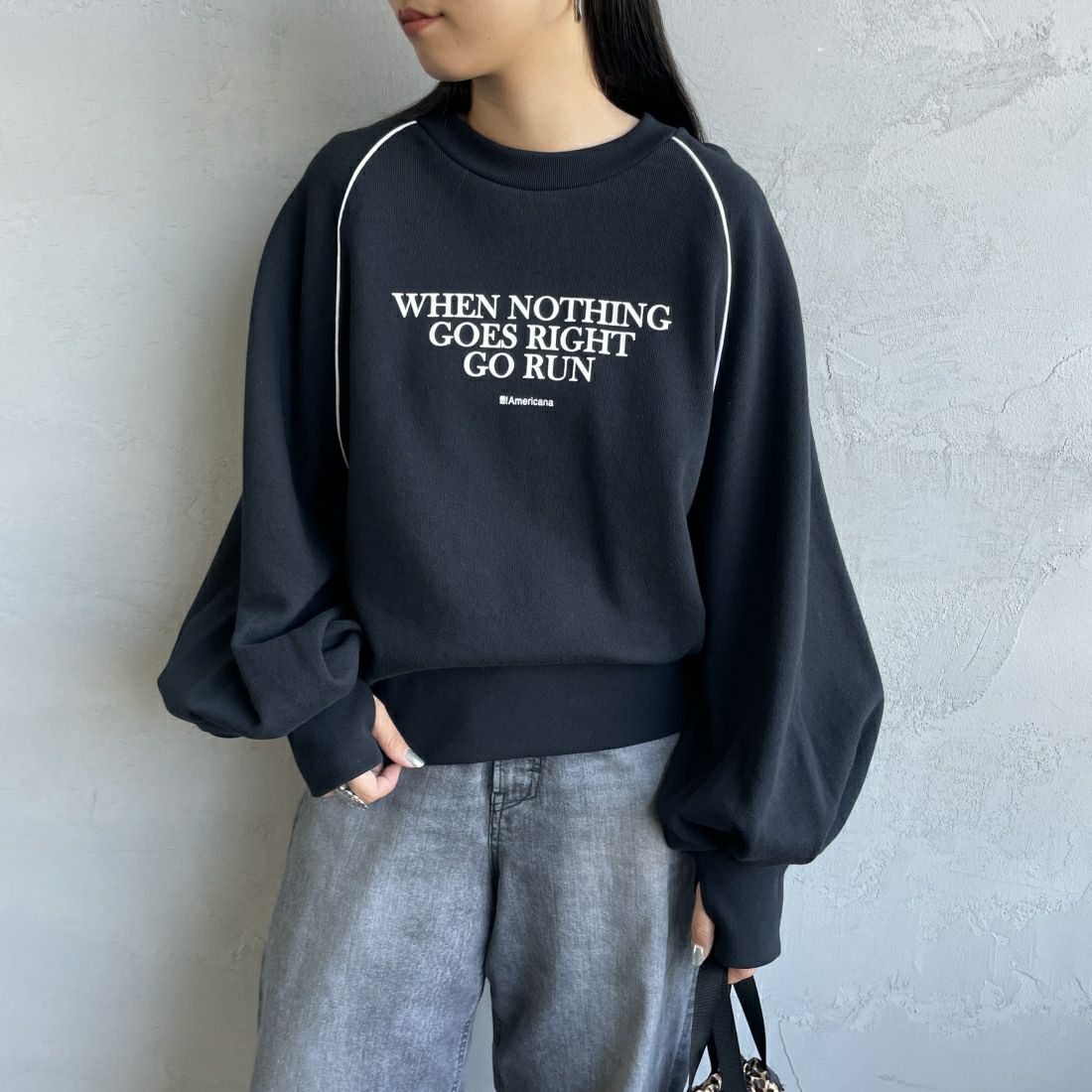 Americana × JEANS FACTORY [アメリカーナ × ジーンズファクトリー] 別注 ボリュームスリーブ ロゴプリントラグランスウェット [ASO-746-3-JF] ﾌﾞﾗｯｸ &&モデル身長：156cm 着用サイズ：ONE SIZE&&