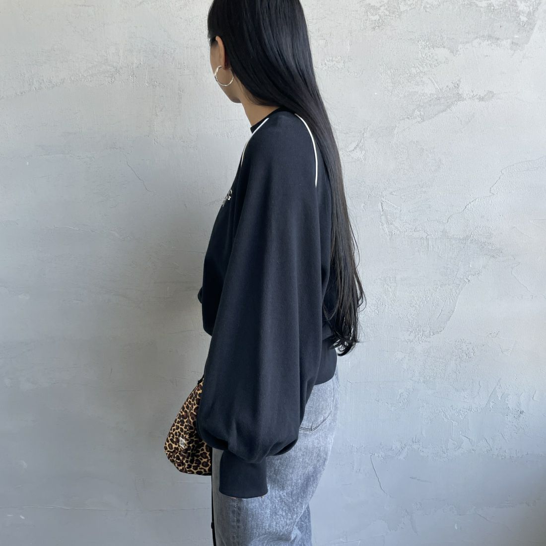 Americana × JEANS FACTORY [アメリカーナ × ジーンズファクトリー] 別注 ボリュームスリーブ ロゴプリントラグランスウェット [ASO-746-3-JF] ﾌﾞﾗｯｸ &&モデル身長：156cm 着用サイズ：ONE SIZE&&