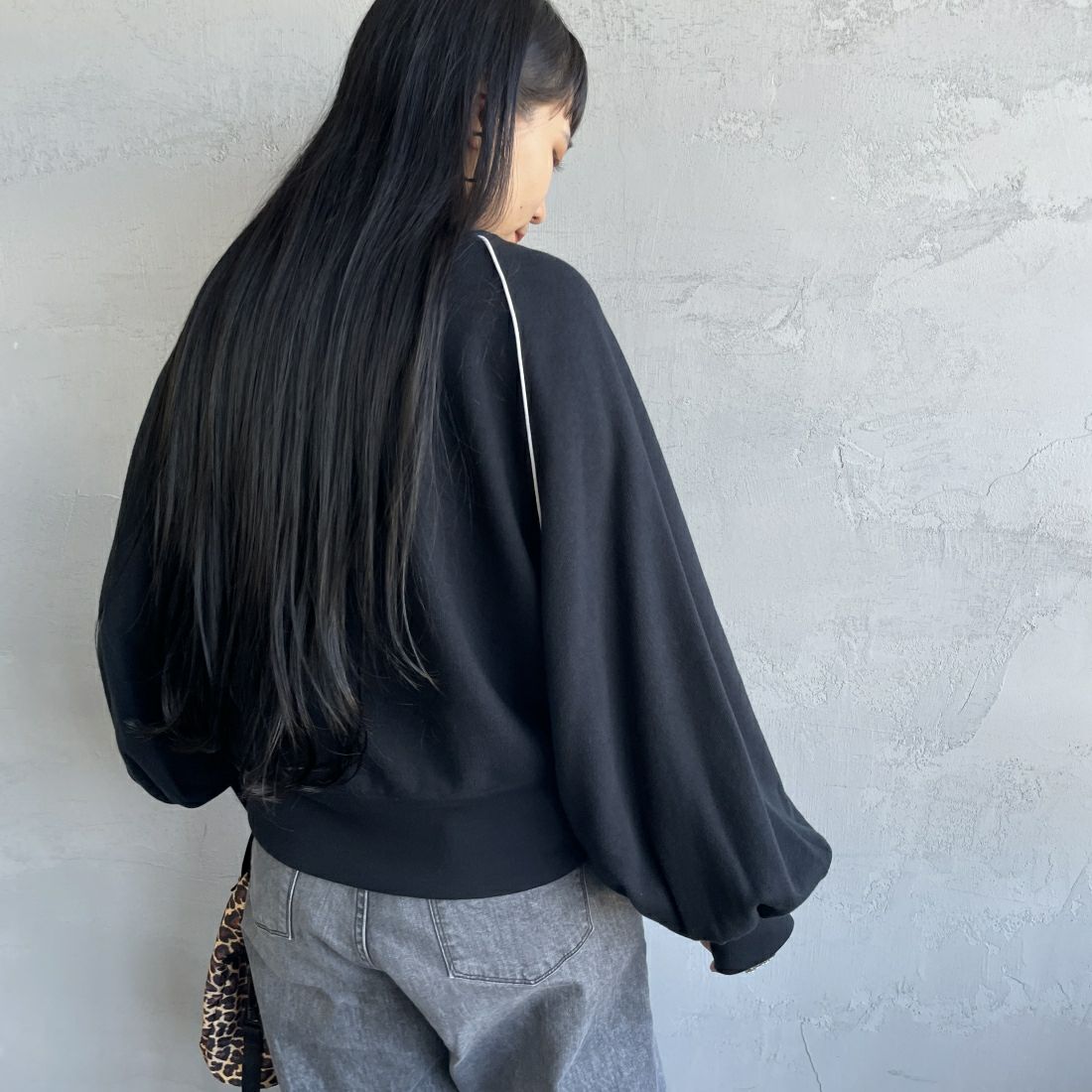 Americana × JEANS FACTORY [アメリカーナ × ジーンズファクトリー] 別注 ボリュームスリーブ ロゴプリントラグランスウェット [ASO-746-3-JF] ﾌﾞﾗｯｸ &&モデル身長：156cm 着用サイズ：ONE SIZE&&