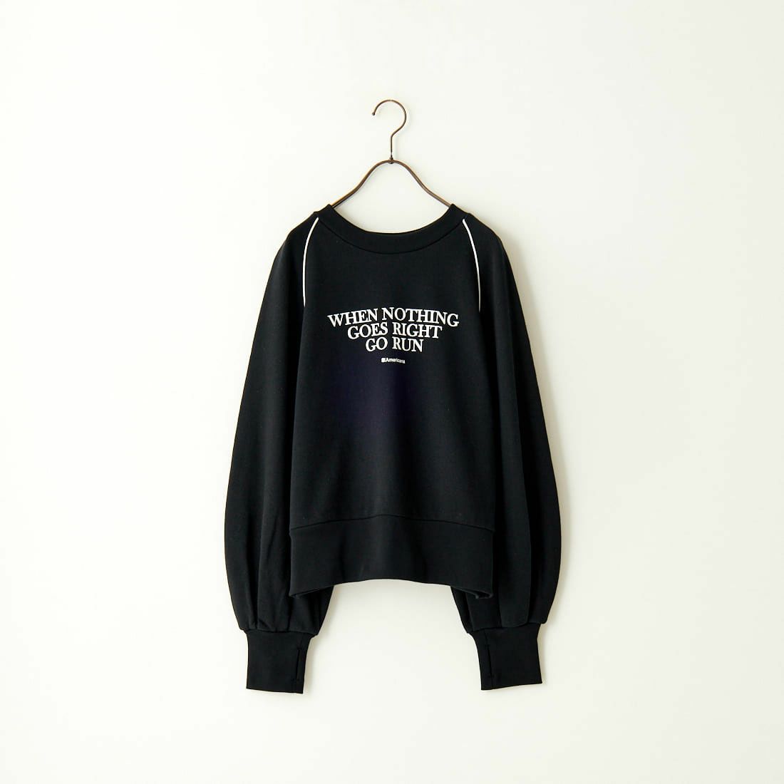 Americana × JEANS FACTORY [アメリカーナ × ジーンズファクトリー] 別注 ボリュームスリーブ ロゴプリントラグランスウェット [ASO-746-3-JF] ﾌﾞﾗｯｸ