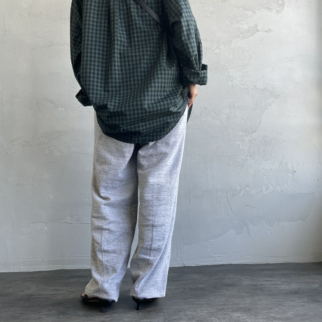 Americana × JEANS FACTORY [アメリカーナ × ジーンズファクトリー] 別注 ワンポイントロゴ刺繍 ワイドスウェットパンツ [ASO-726-1-JF] ﾓｸｸﾞﾚｰ &&モデル身長：163cm 着用サイズ：ONE SIZE&&