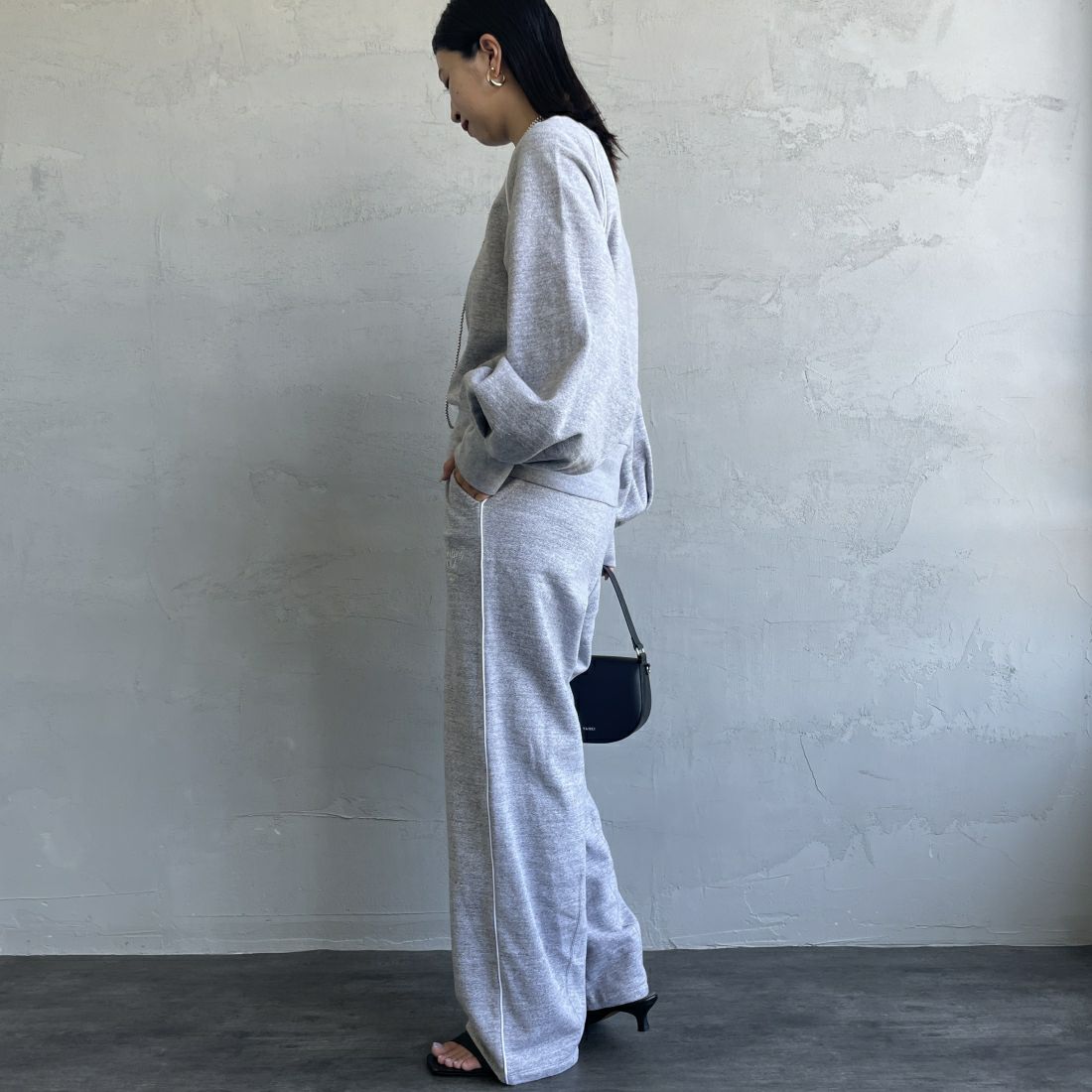 Americana × JEANS FACTORY [アメリカーナ × ジーンズファクトリー] 別注 ワンポイントロゴ刺繍 ワイドスウェットパンツ [ASO-726-1-JF] ﾓｸｸﾞﾚｰ &&モデル身長：163cm 着用サイズ：ONE SIZE&&