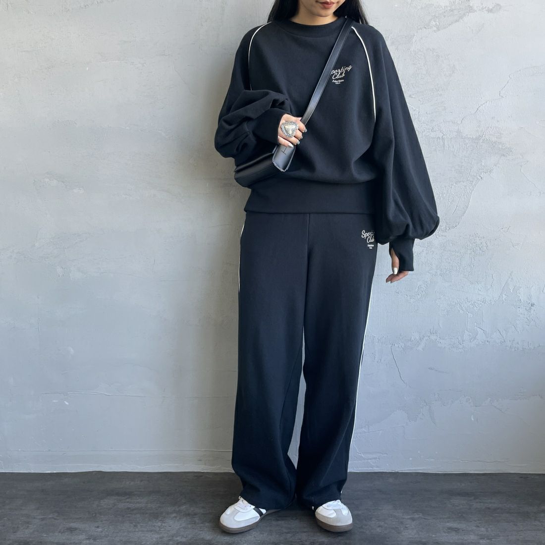 Americana × JEANS FACTORY [アメリカーナ × ジーンズファクトリー] 別注 ワンポイントロゴ刺繍 ワイドスウェットパンツ [ASO-726-1-JF] ﾌﾞﾗｯｸ &&モデル身長：156cm 着用サイズ：ONE SIZE&&
