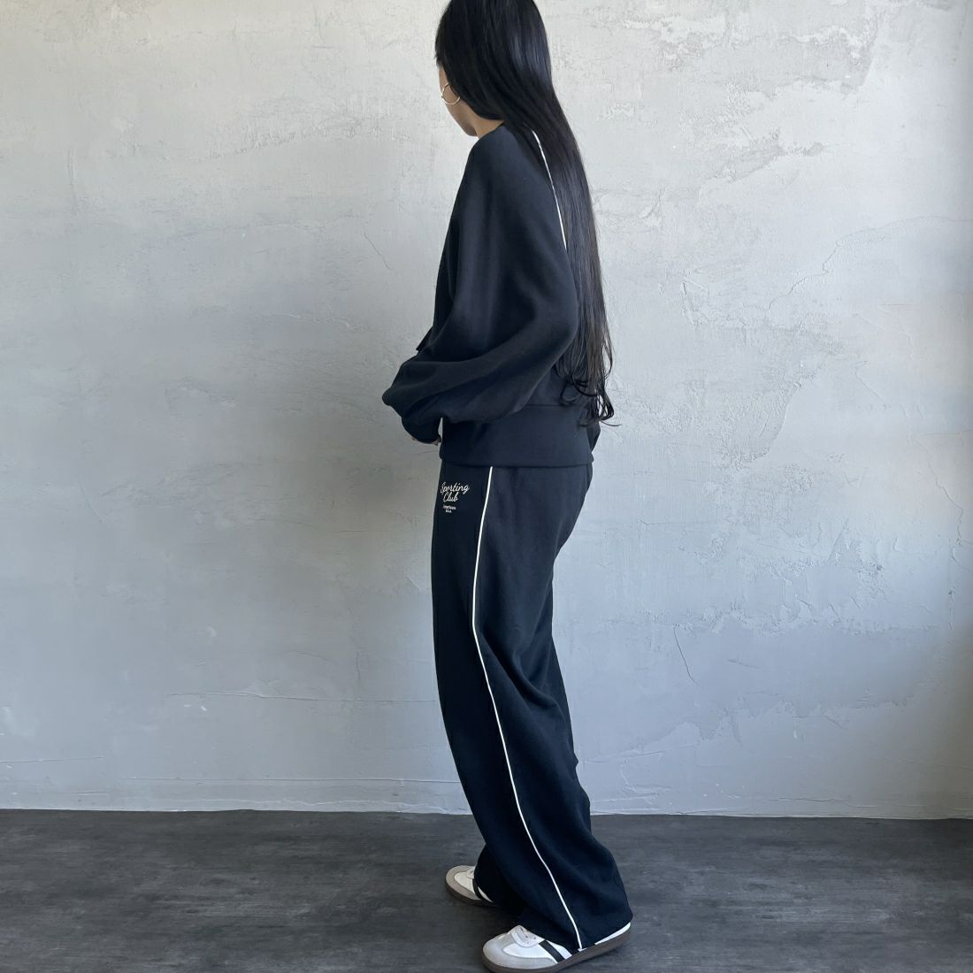 Americana × JEANS FACTORY [アメリカーナ × ジーンズファクトリー] 別注 ワンポイントロゴ刺繍 ワイドスウェットパンツ [ASO-726-1-JF] ﾌﾞﾗｯｸ &&モデル身長：156cm 着用サイズ：ONE SIZE&&