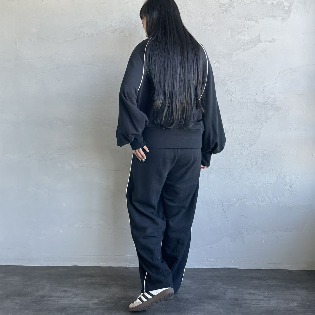 Americana × JEANS FACTORY [アメリカーナ × ジーンズファクトリー] 別注 ワンポイントロゴ刺繍 ワイドスウェットパンツ [ASO-726-1-JF] ﾌﾞﾗｯｸ &&モデル身長：156cm 着用サイズ：ONE SIZE&&