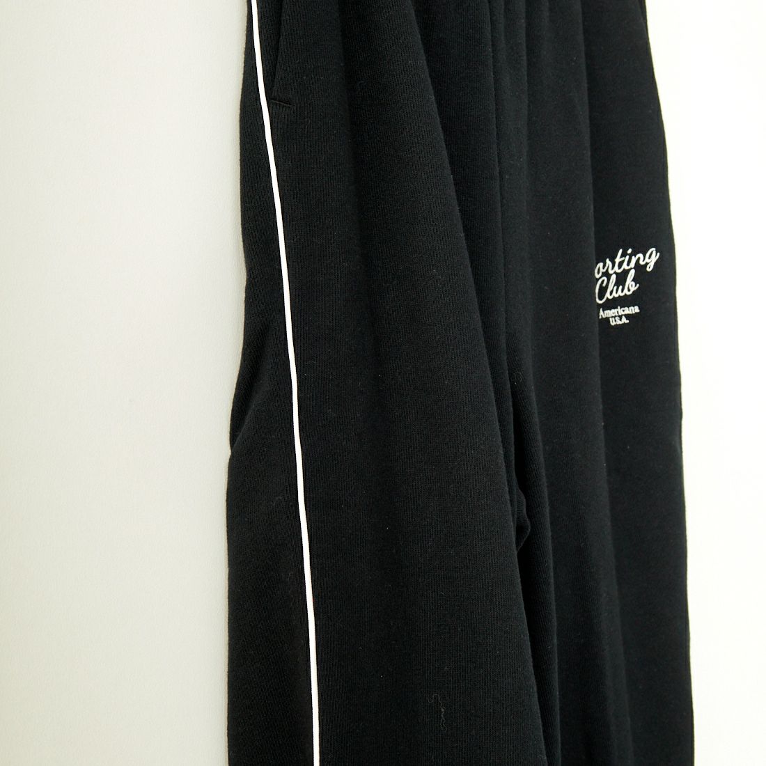Americana × JEANS FACTORY [アメリカーナ × ジーンズファクトリー] 別注 ワンポイントロゴ刺繍 ワイドスウェットパンツ [ASO-726-1-JF] ﾌﾞﾗｯｸ