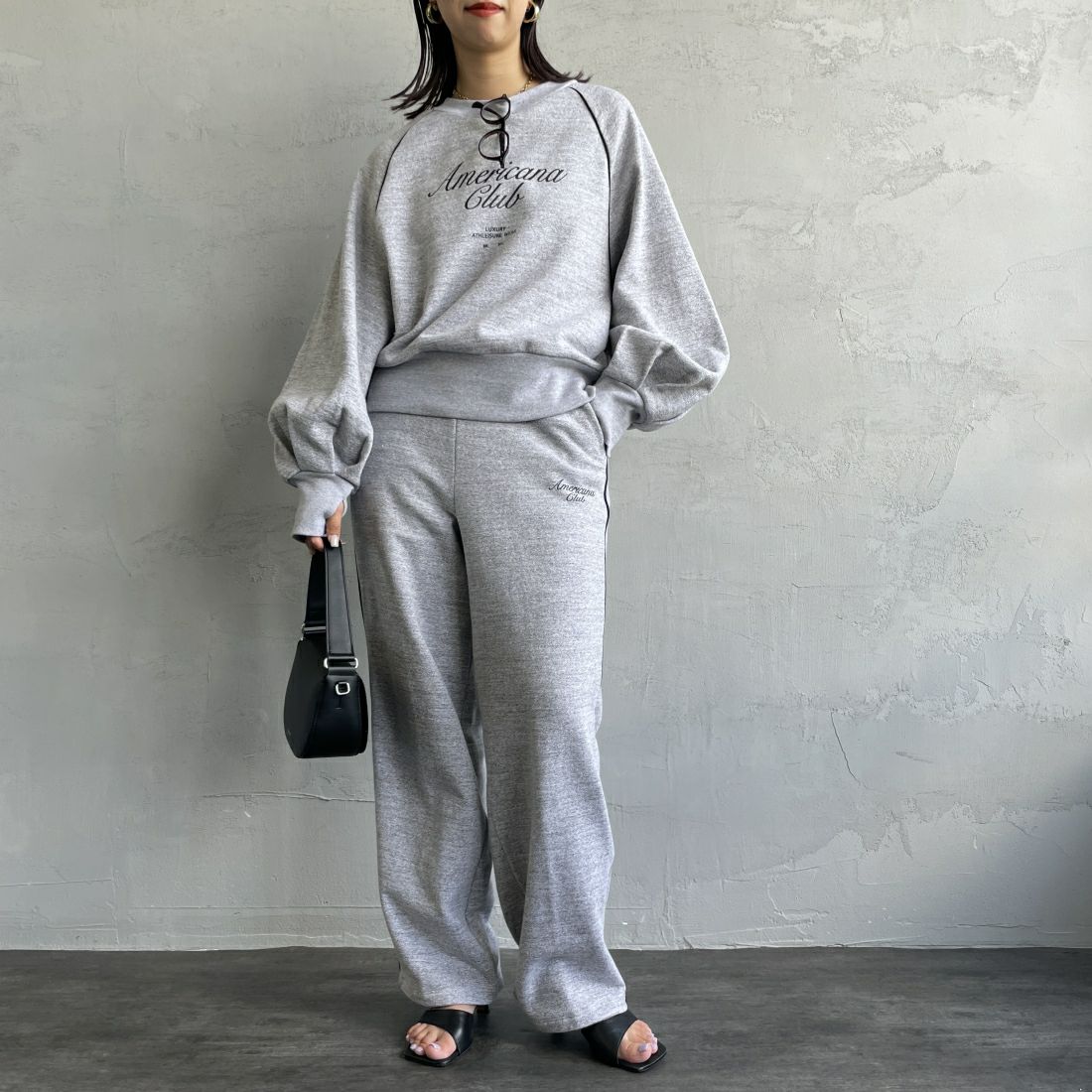 Americana × JEANS FACTORY [アメリカーナ × ジーンズファクトリー] 別注 ワンポイントロゴ ワイドスウェットパンツ [ASO-726-2-JF] &&モデル身長：163cm 着用サイズ：ONE SIZE&&